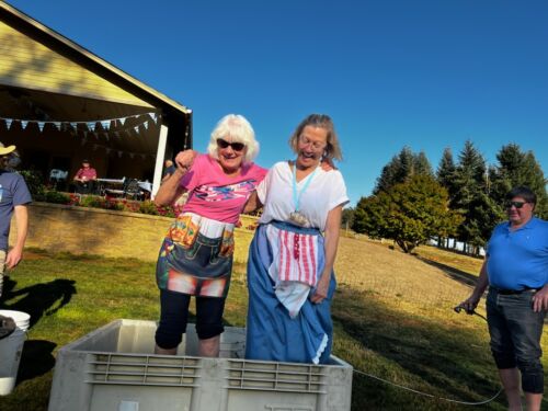 Louise-and-Lauree-in-the-grapes-2