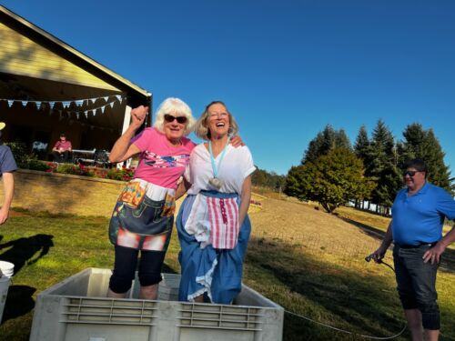 Louise-and-Lauree-in-the-grapes